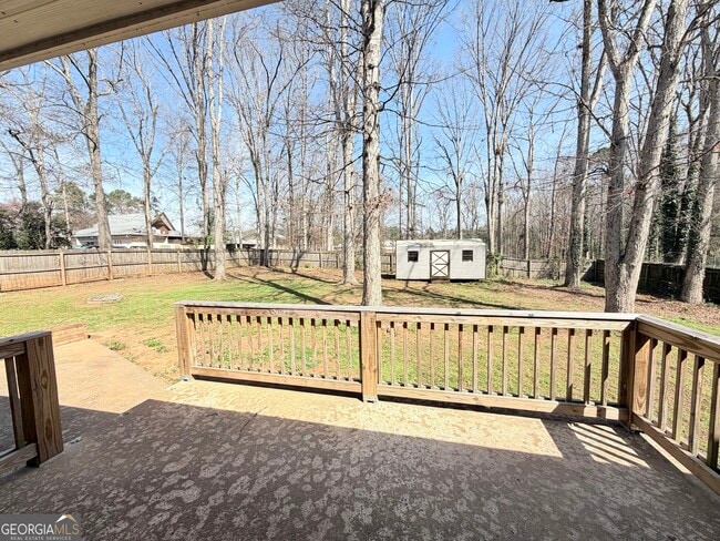 Building Photo - 560 Greencrest Dr