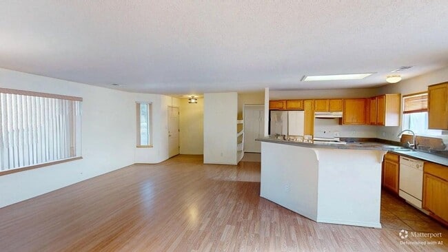 Building Photo - Centrally located 3 bed 3 bath home.