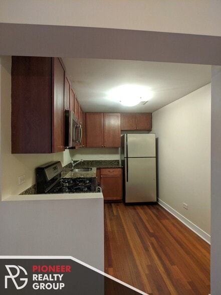Building Photo - 630 W Wrightwood