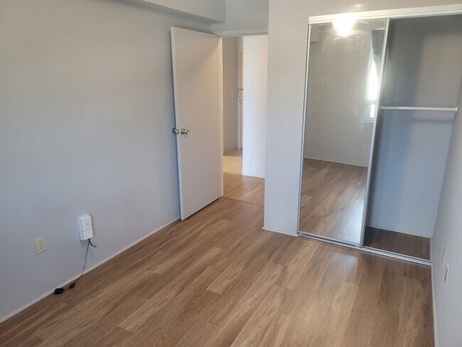 Building Photo - 718x