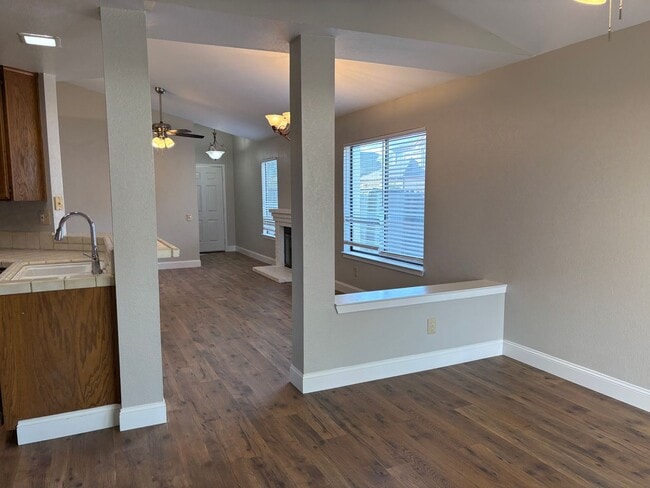 Building Photo - Oakley Single Story with Community Pool!