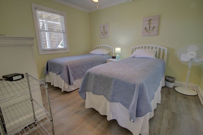 Building Photo - Year Round 2BR 1BA Unit On Topsail Island