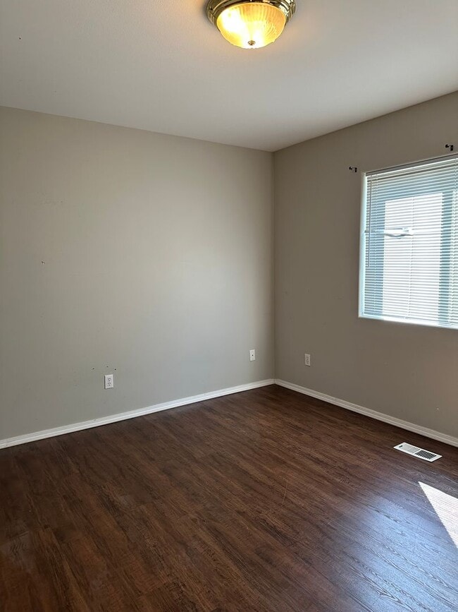 Building Photo - The Perfect Family Home! Large Yard, Deck ...
