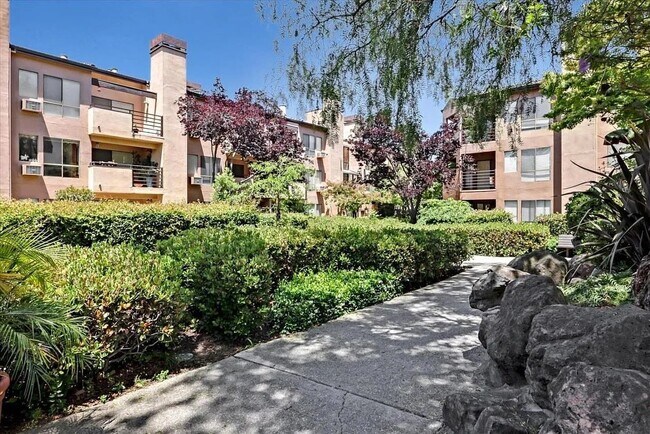 Building Photo - 39219 Guardino Dr