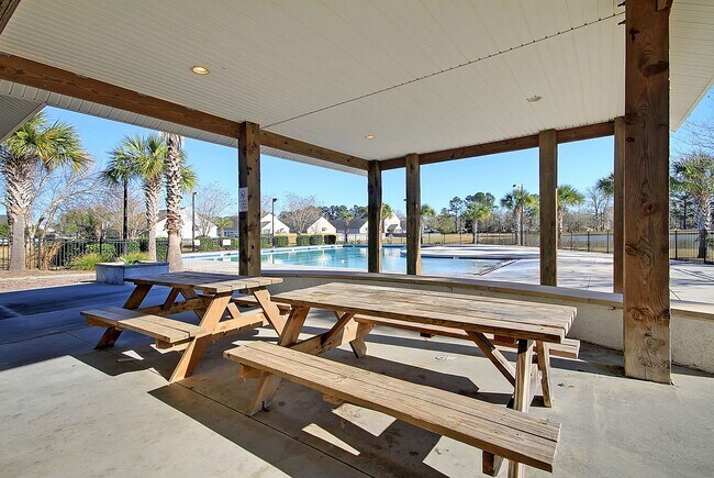 Building Photo - Convenient Location with Modern Amenities