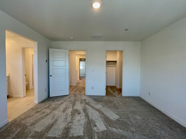 Building Photo - Gated 3 Bed, 2.5 Bath, 2 Car Garage Townho...