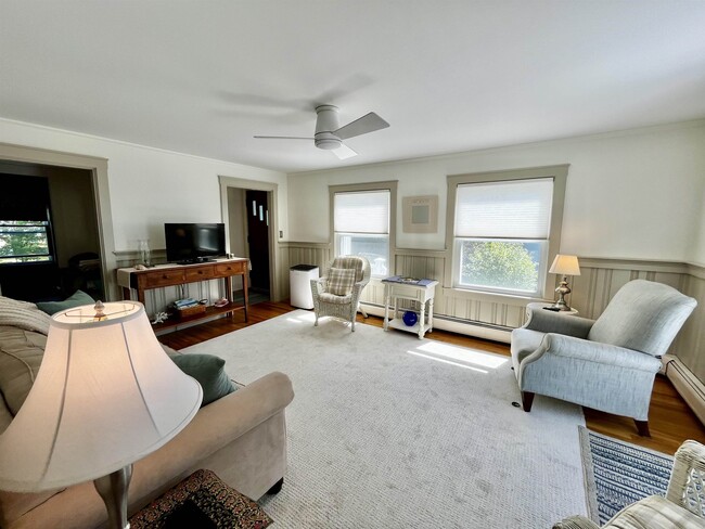 Building Photo - 15 Manor Dr