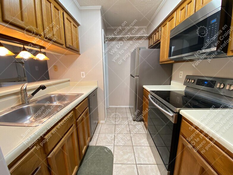 Building Photo - 1202 Thorpe Ln