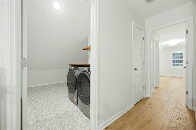 Building Photo - 1390 Tennis Ct Pl