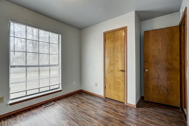 Building Photo - 4 Bed 2 Bath in Moore School District
