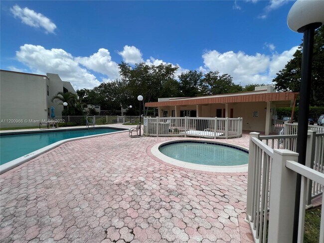 Building Photo - 301 N Pine Island Rd