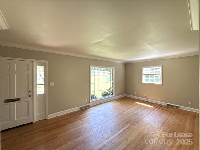 Building Photo - 1127 Queensgate St