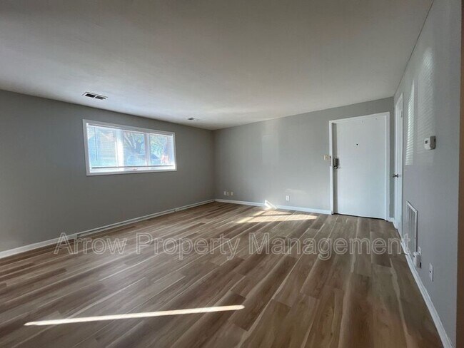 Building Photo - 440 Moffitt St