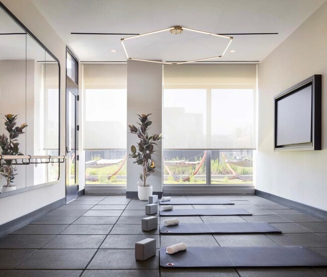 Building Photo - 164 N Peoria St