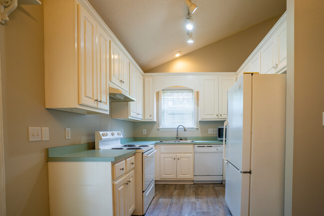 Building Photo - 243 Dullis Cir