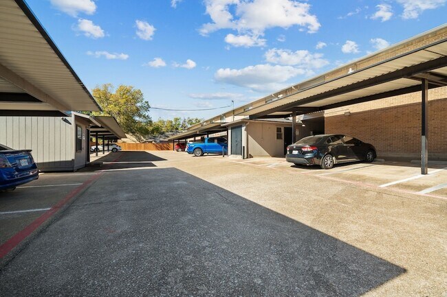 Building Photo - 320 E 4th St