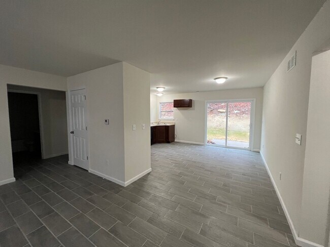 Building Photo - Home on 5 Acres