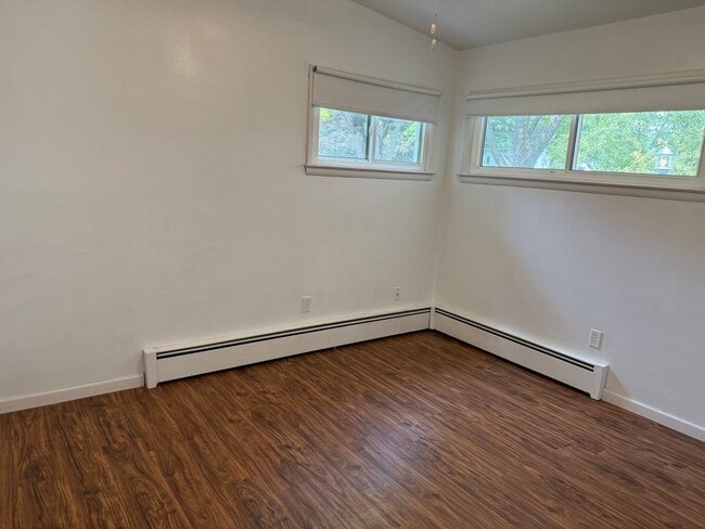 Building Photo - 3 bedrooms, 2 bathrooms, fenced in yard, e...