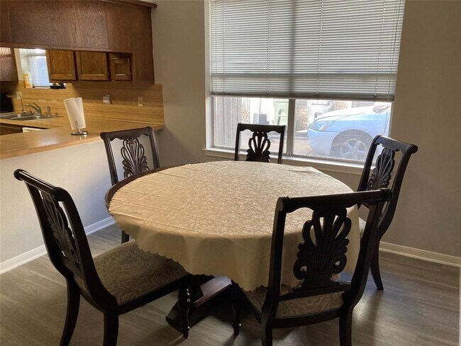 Building Photo - 2734 Colony Dr