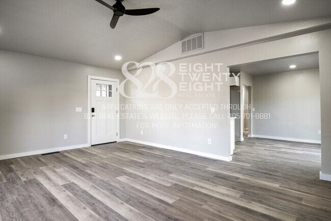 Building Photo - Beautiful 3 Bed/2 Bath Duplex Less Than 1 Mile from Campus!