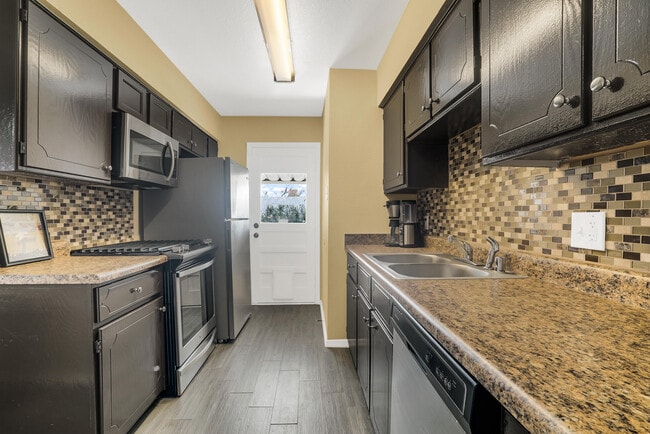 Building Photo - 5664 Longview Dr