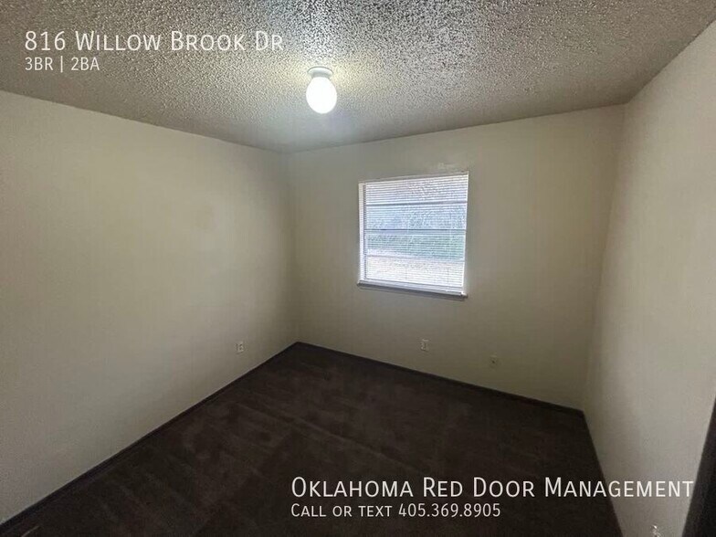 Building Photo - 816 Willow Brook Dr