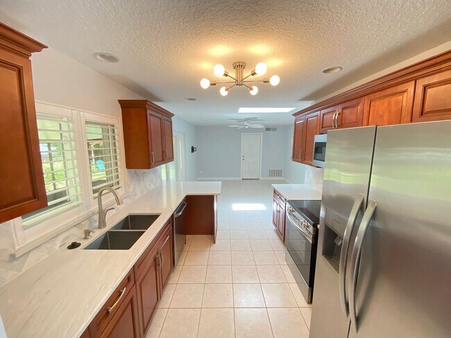 Building Photo - Wekiva home ready for move in! 3B/2B, 2 se...