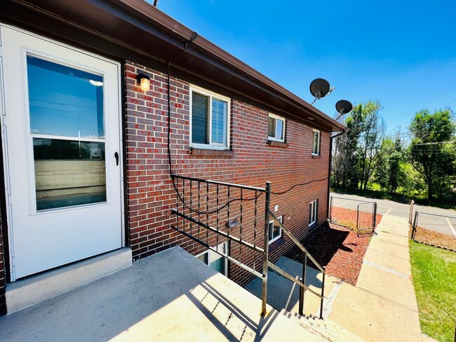 Building Photo - $0 DEPOSIT OPTION. 2 BED 1 BATH IN SOUTH W...