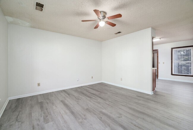 Building Photo - 118 Roberta Dr