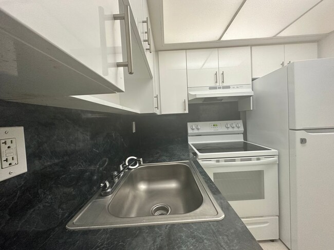 Building Photo - Beautifully Reovated 1b1b For Rent Now- Miami Gardens