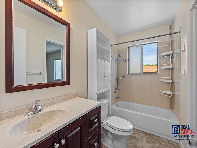 Building Photo - Beautiful & Bright Home in South West Fort...