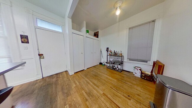 Building Photo - 1039 W Wolfram St