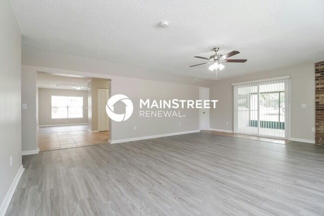 Building Photo - 4 Bedroom Pet-Friendly Home in Apopka, FL with Main Street Renewal