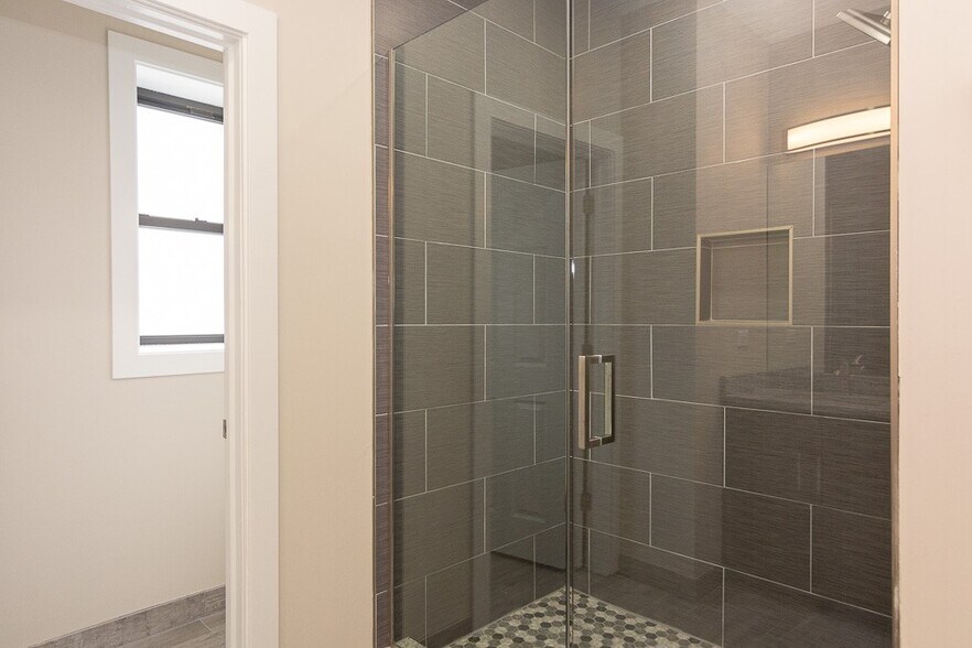 Building Photo - 2228 N Sawyer Ave