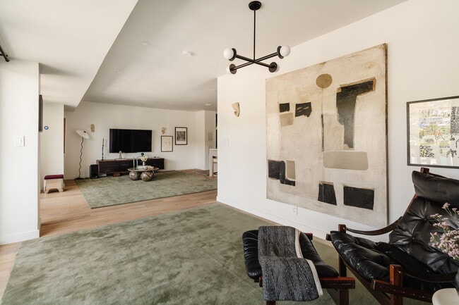 Building Photo - 999 N Doheny Dr