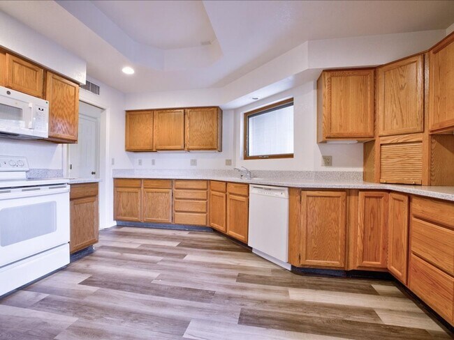 Building Photo - 3 Bedroom 2 Bathroom with Community Pool!!