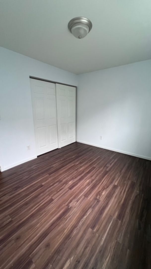 Building Photo - Beautiful 5-bedroom, 2-bath duplex!