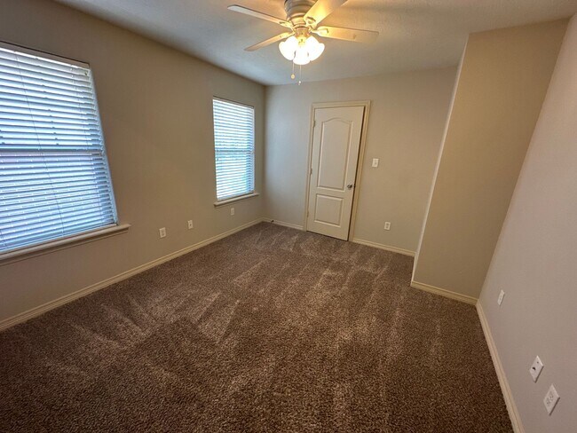 Building Photo - 2 BED 2 BATH TOWNHOME ON SHUTTLE ROUTE NEAR CAMPUS -  WITH POOL!