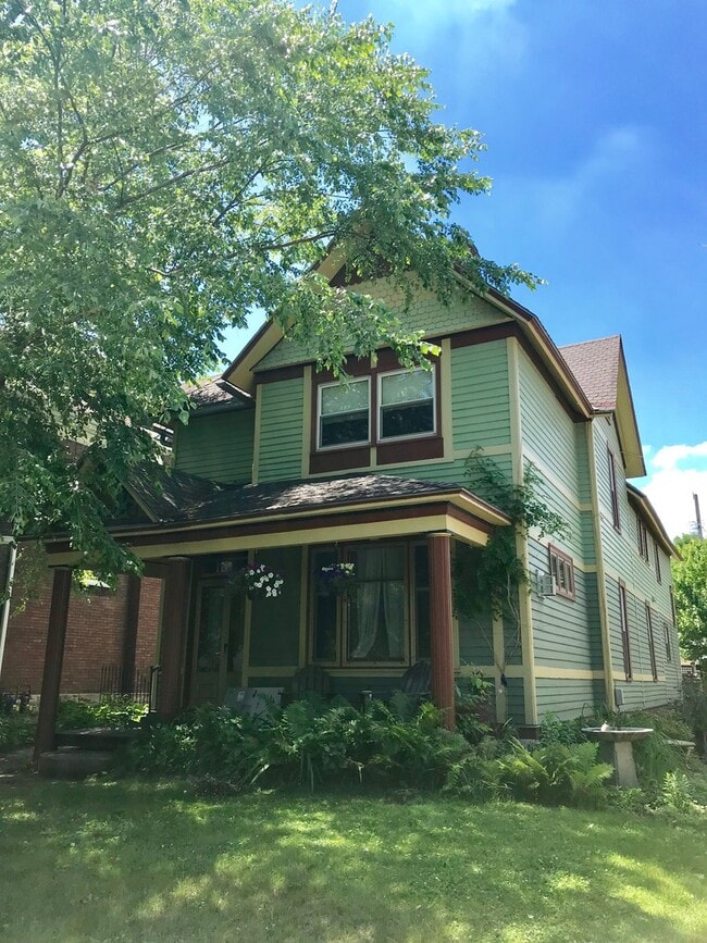 Primary Photo - NE Minneapolis 2 Br / 1 Ba Upper Level Duplex - Available Now!