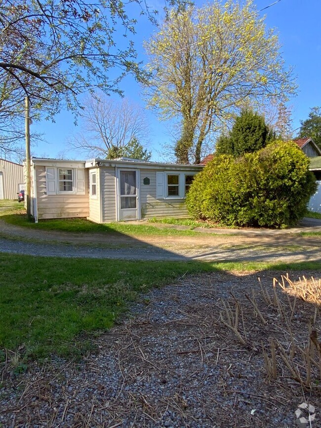 Building Photo - 1261 Newport Rd