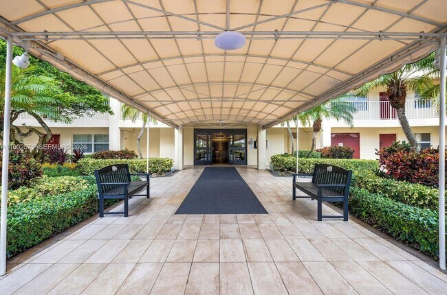 Building Photo - 3095 N Course Dr