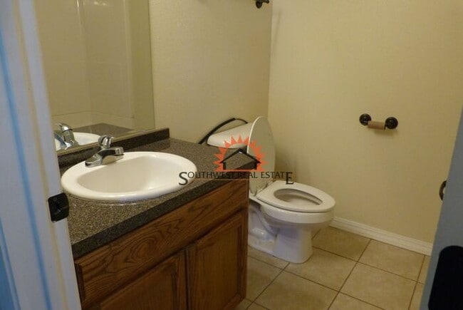 Building Photo - Spacious- 2 bedroom 2.5 bath 1 car garage apartment