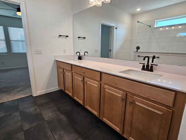 Building Photo - Beautiful 3 Bed / 3 Bath Home in North Lea...