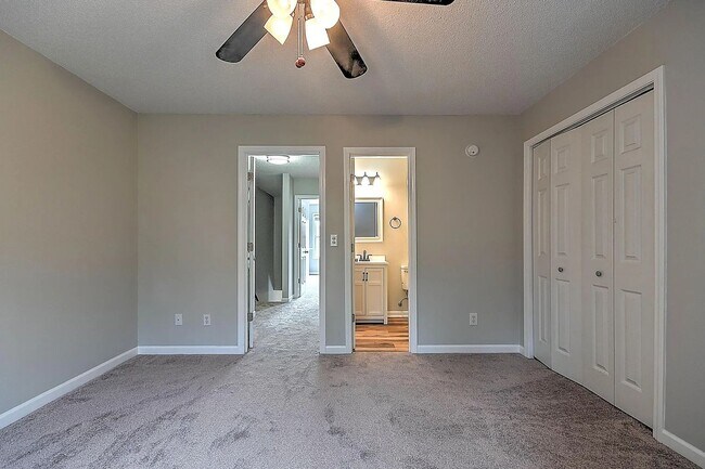 Building Photo - Charming Renovated 2 bedroom/ 3 bath Townhome Near Bristol Country Club – Prime Location!