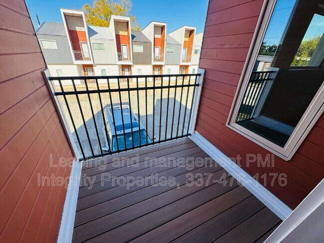 Building Photo - 113 Bayou St