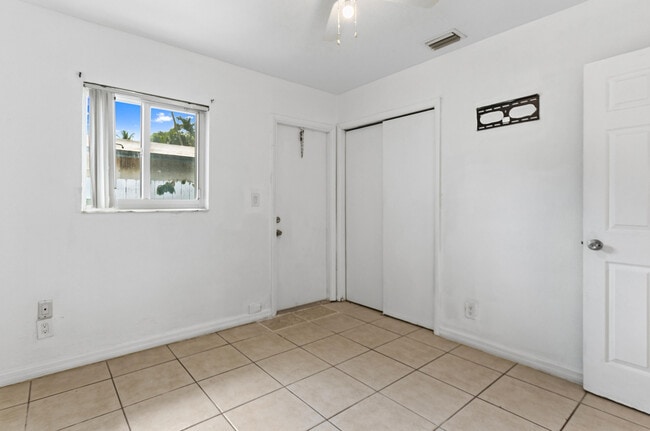 Building Photo - 709 SW 13th Ave