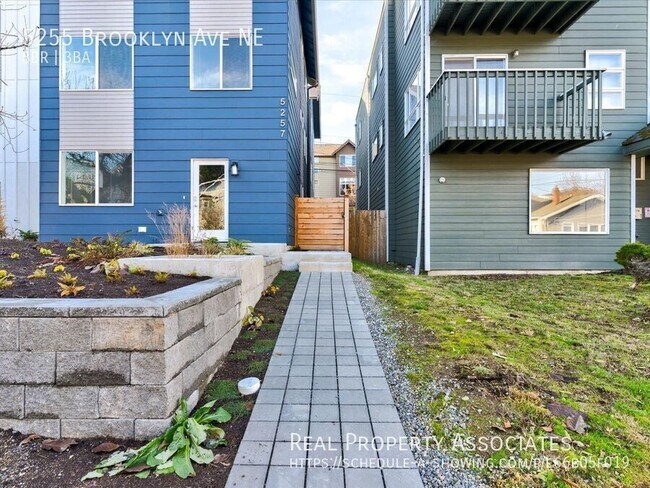 Building Photo - 5255 Brooklyn Ave NE