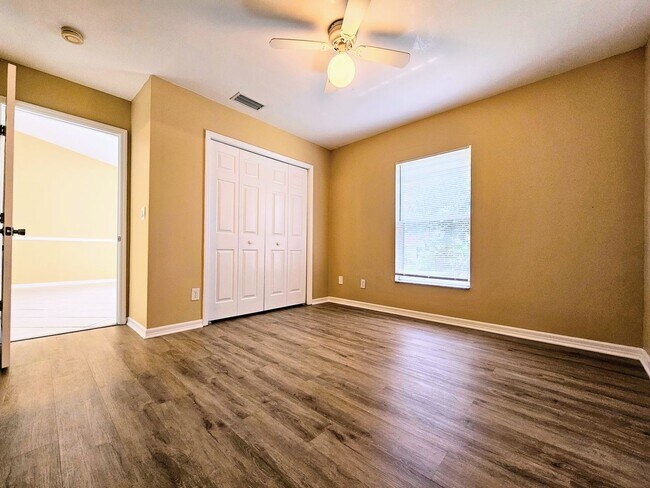 Building Photo - Great 3-bedrooms, 2 baths duplex with new ...