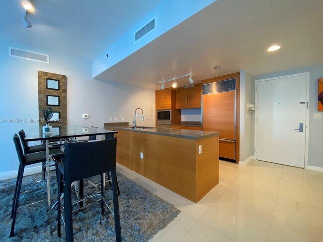 Building Photo - 475 Brickell Ave