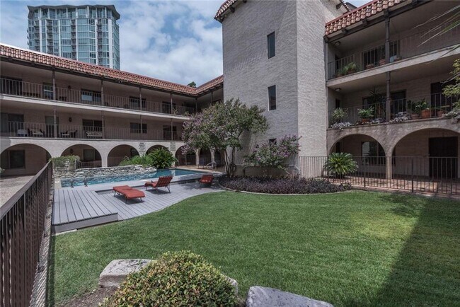 Building Photo - 505 W 7th St